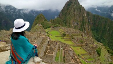 viajero-acantilado-ruinas-incas-machu-picchu-peru