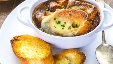 sopa de cebolla roja francesa