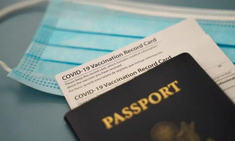 Lo que debe saber sobre viajes y su tarjeta de vacuna COVID