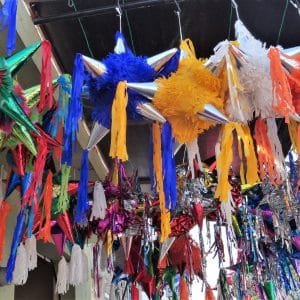 Piñatas para Navidad en Ajijic, México