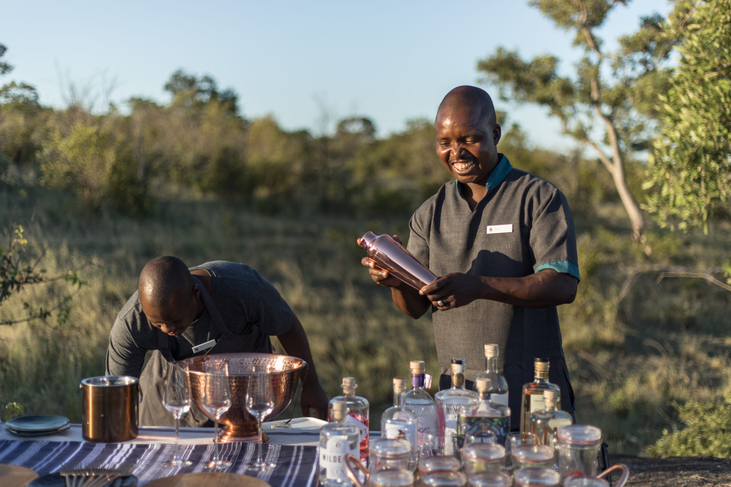Silvan Butlers sirve bebidas en un safari.
