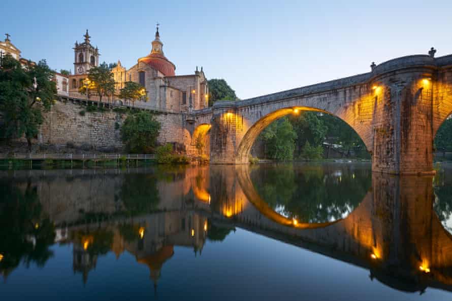 La iglesia y el puente de São Gonçalo en Amarante, Portugal.