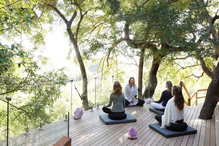 Yoga en cubierta en la Casa de Curación Londolozi