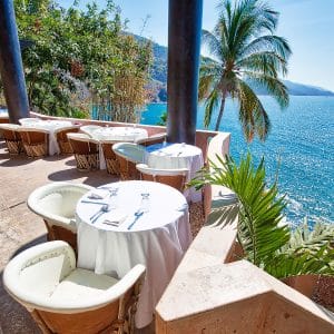 Restaurante con vista a paisajes marinos pintorescos