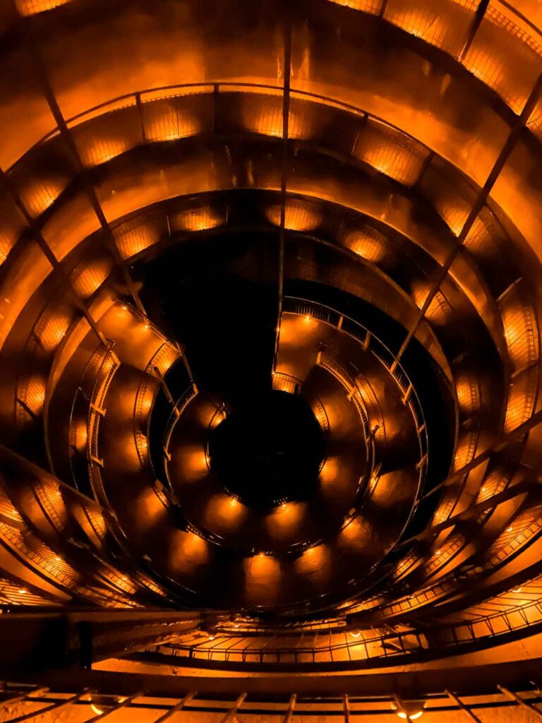 Rampa en espiral que brilla intensamente en la cueva de Ruakuri