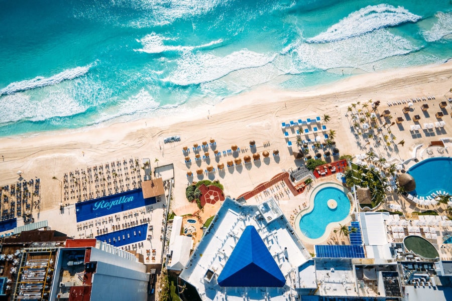 Vista de la playa de Cancún en México