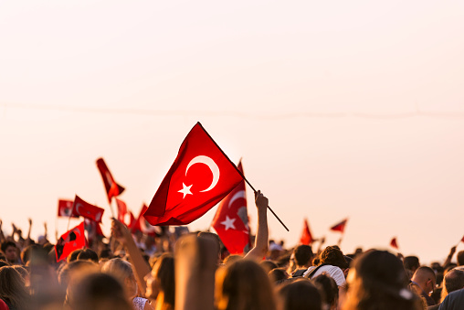 Personas con bandera de Turquía