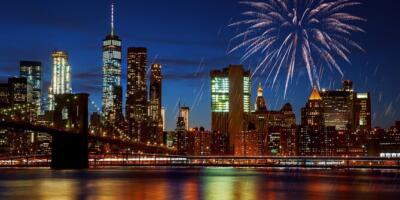 Fiesta en barco de fuegos artificiales de Nochevieja en Nueva York
