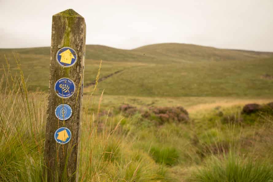 Los marcadores de ruta para la peregrinación a menudo se ubican a un lado de los caminos de Morne y Ulster.