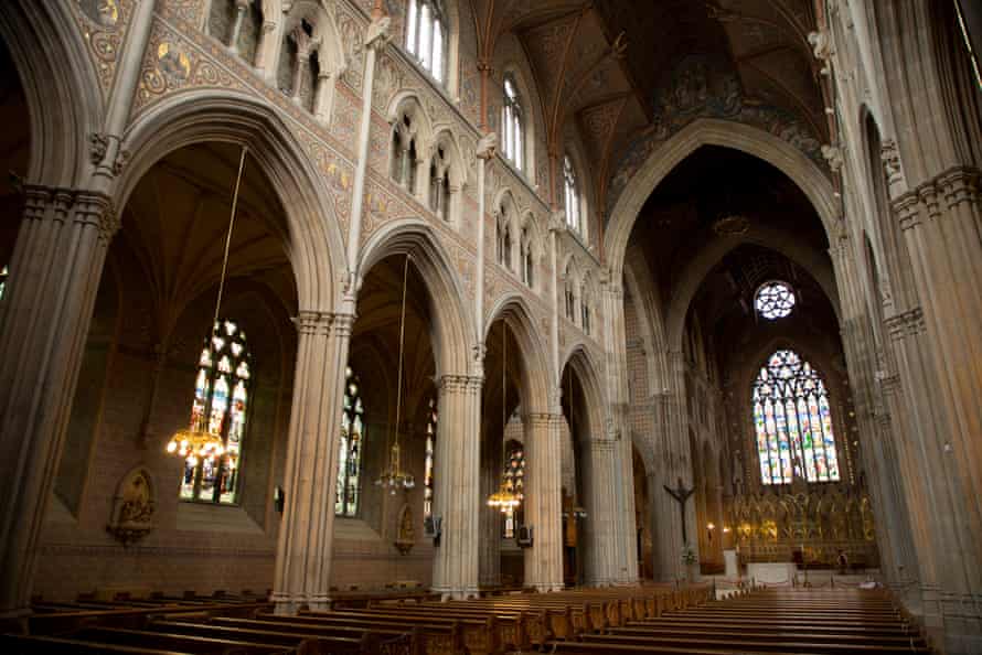 Dentro de la Catedral Católica de San Patricio en Armagh, cerca del inicio de la peregrinación