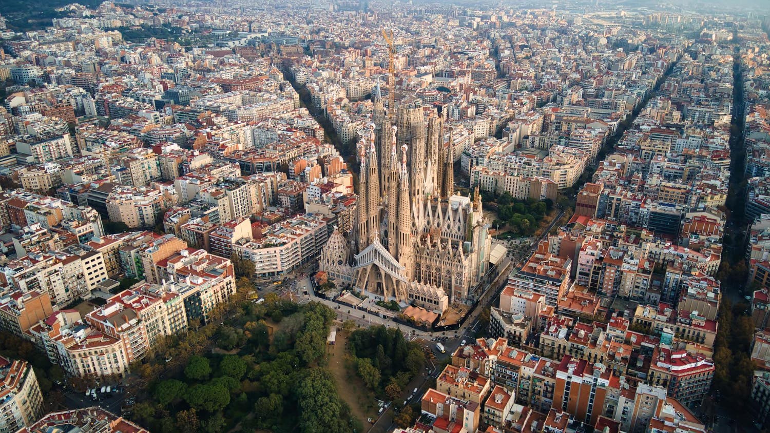 Vista aérea de drones de la Sagrada Familia en Barcelona, ​​​​España