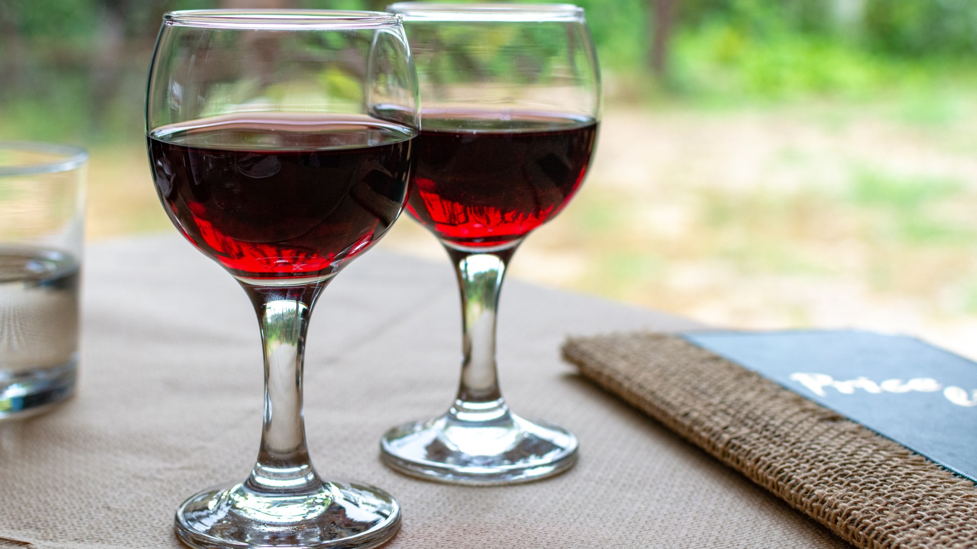 Este es un primer plano de dos vasos llenos de vino tinto Agiorgitiko.  Agiorgitiko es uno de los mejores vinos griegos. 