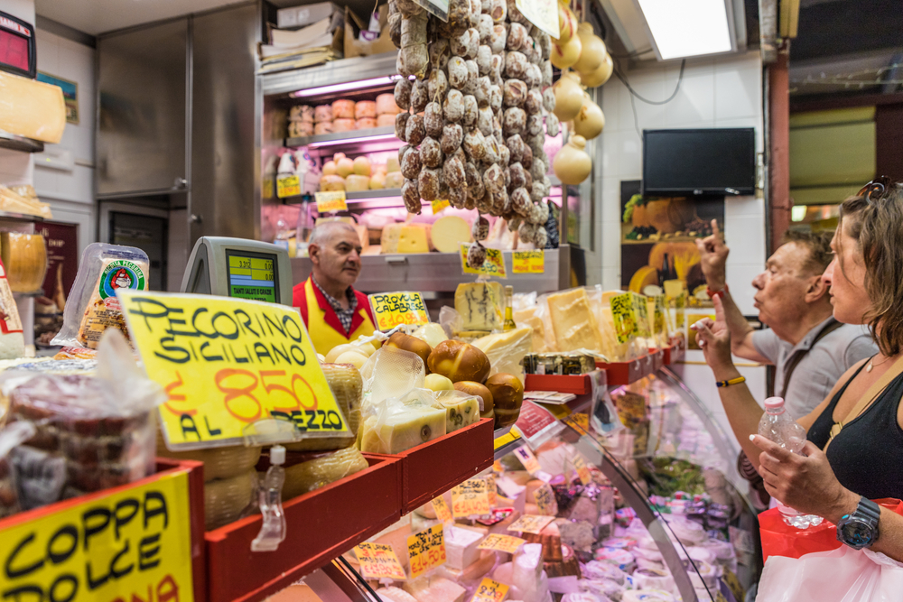 Mercado de alimentos en Florencia, Italia.