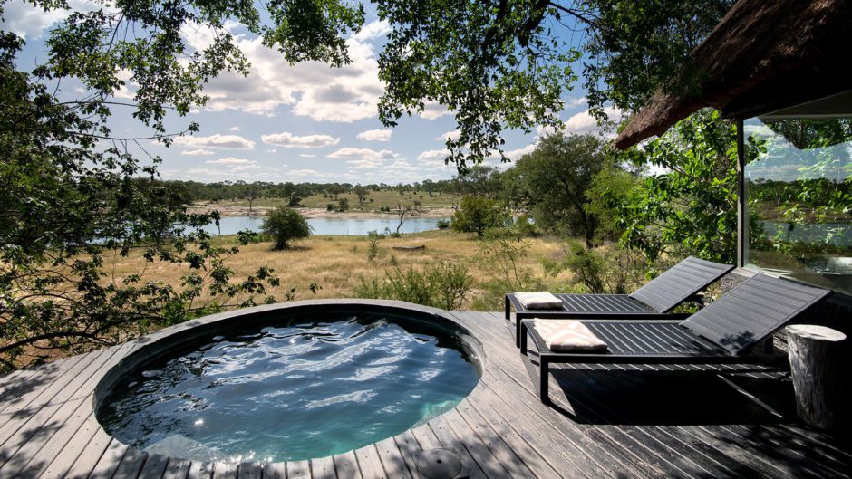 El arte y la estética del safari: cada suite tiene su propia vista al lago, terraza privada y piscina de inmersión