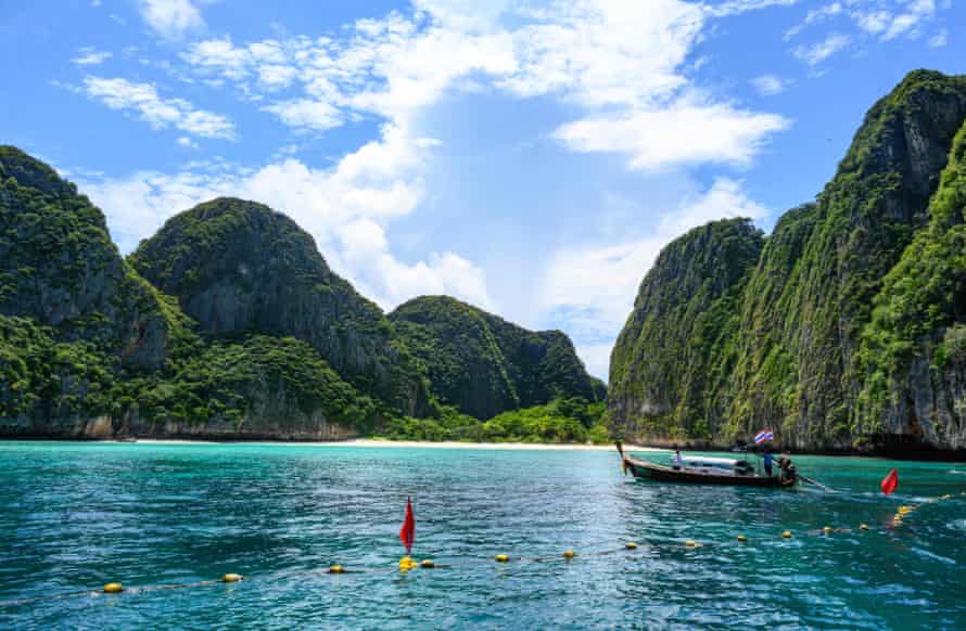 La isla de Koh Phi Phi en 2022, en camino a la recuperación un año después de cerrarse a los visitantes.