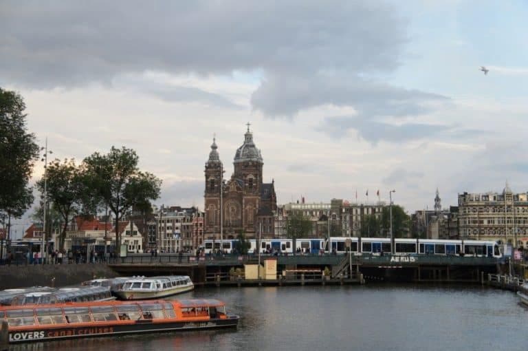 Barco y tranvía de Amsterdam