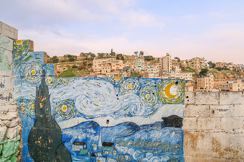 Arte callejero que representa la noche estrellada en Amman, Jordania