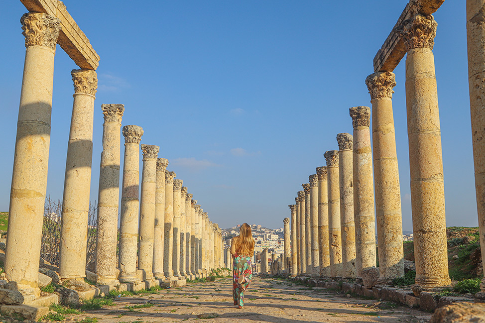 Alex caminando entre columnas en el Museo Arqueológico de Jerash