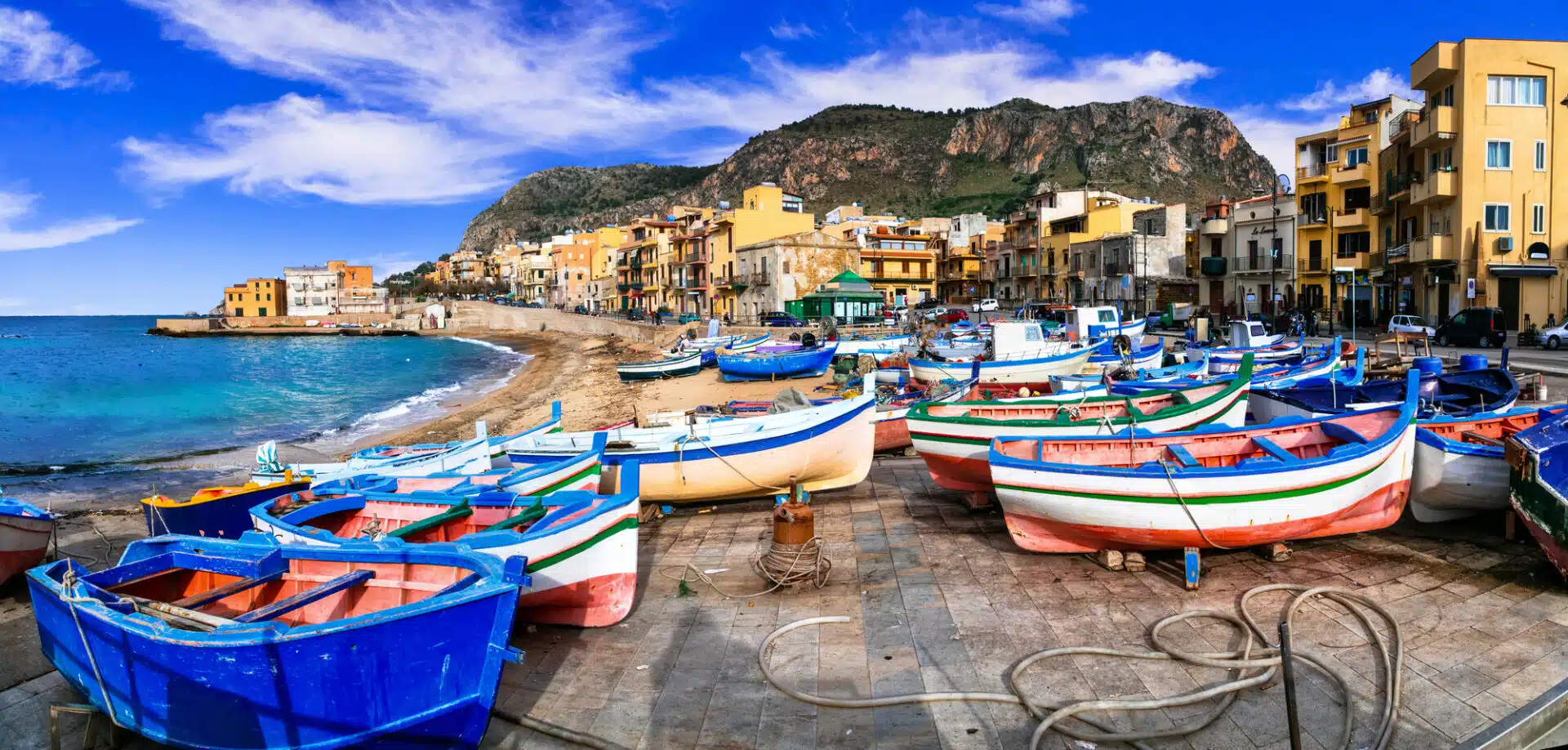 Explora pueblos pesqueros en tu itinerario por Sicilia