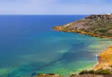 Vista de la bahía de Ramla, Gozo, Malta.