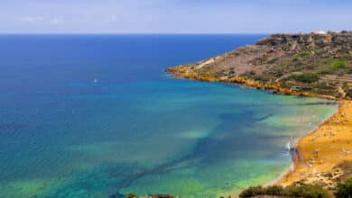Vista de la bahía de Ramla, Gozo, Malta.