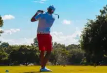 hombre jugando al golf en un día soleado