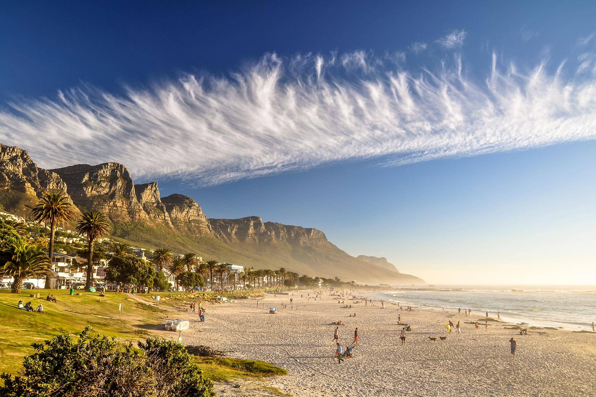 Playa de Camps Bay en Ciudad del Cabo, Sudáfrica