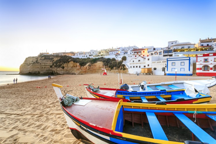 Hermosa playa con barcos en Carvoeiro, Algarve, Portugal