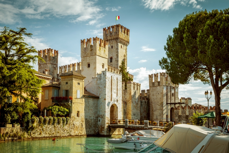 SIRMIONE, ITALIA - 16 DE JULIO DE 2014: Castillo de Rocca Scaligera en la ciudad de Sirmione cerca del lago de Garda en Italia