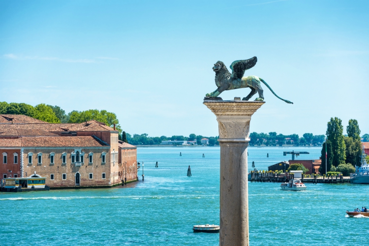 La famosa escultura antigua del león alado en la Piazza San Marco en Venecia, Italia.  El león es un símbolo de Venecia.