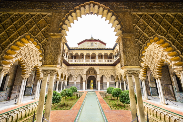 cosas que hacer en andalucia |  SEVILLA, ESPAÑA - CIRA 2014: El Real Alcázar de Sevilla en el Patio de las Doncellas.  Es el palacio real más antiguo todavía en uso en Europa.