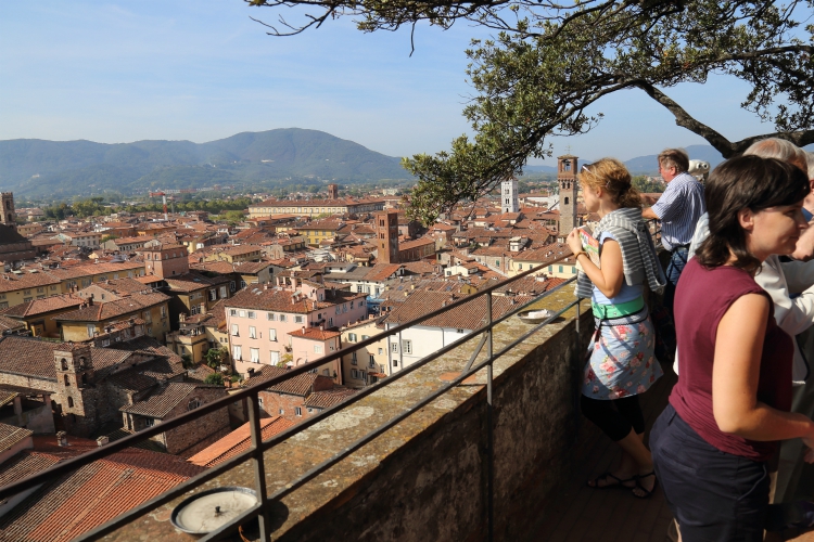 mejores actividades de grupo en la Toscana |  Lucca, Italia - 28 de septiembre de 2017: Los turistas admiran la vista desde la torre Torre Guinigi en Toscana en Lucca, Italia el 28 de septiembre de 2017