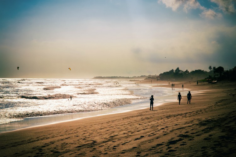 Vista de la playa de Bali Canggu al amanecer de la mañana