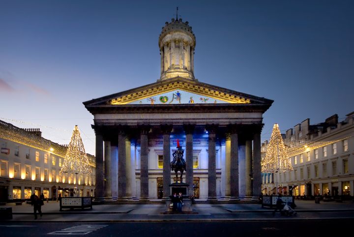 La Galería de Arte Moderno está ubicada en un edificio neoclásico en Royal Exchange Square.