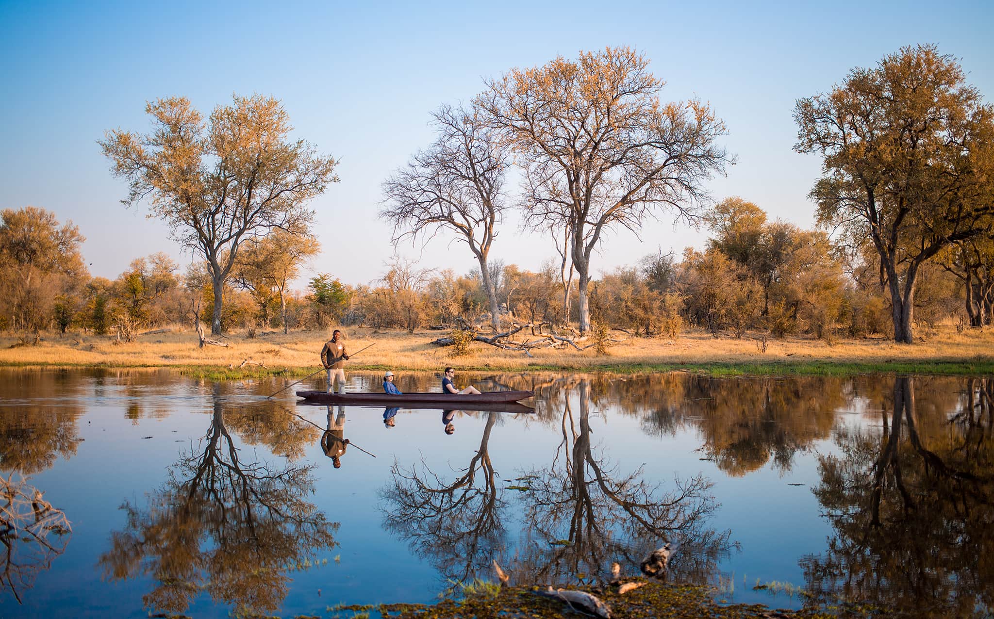 El invierno es un buen momento para el safari mokoro debido a las inundaciones en el delta del Okavango