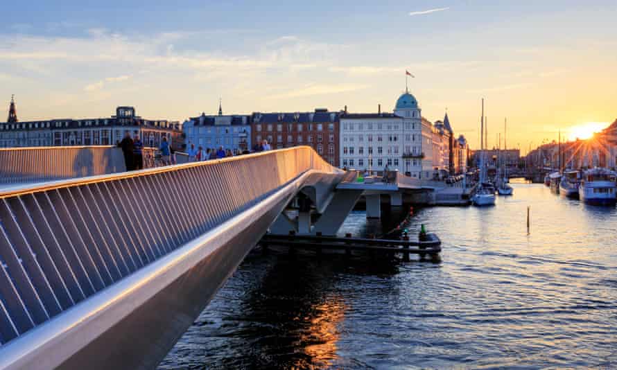 Un puente para ciclistas y peatones conecta Nyhavn y Christianshavn.