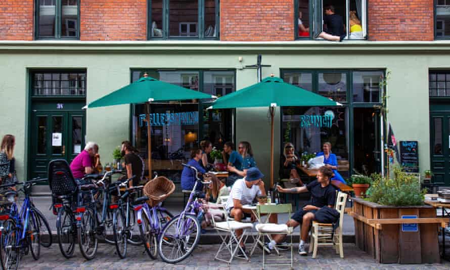 Una cafetería con mucho espacio para estacionar bicicletas.