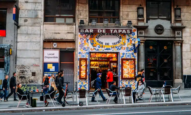 Fachada del tradicional bar de tapas en Gran Vía, Madrid, España