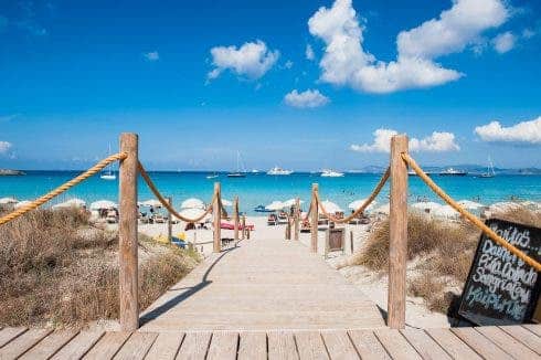 Formentera, Islas Baleares, España.  Una imagen de postal de la playa de Ses Illetes y sus mágicos colores caribeños.