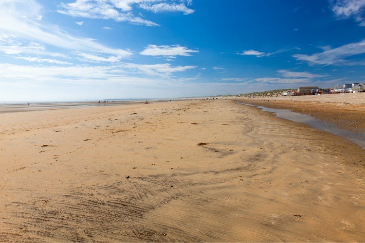 Playa de arena dorada en Camber Sands East Sussex, Inglaterra Europa