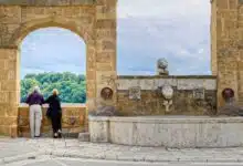Pareja de ancianos viendo la vista desde el pueblo de pitigliano, toscana |  mejores actividades de grupo en la Toscana
