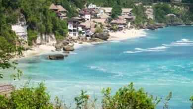 La hermosa playa escondida de Bingin es una de las mejores playas de Bali.