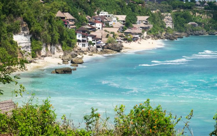 La hermosa playa escondida de Bingin es una de las mejores playas de Bali.