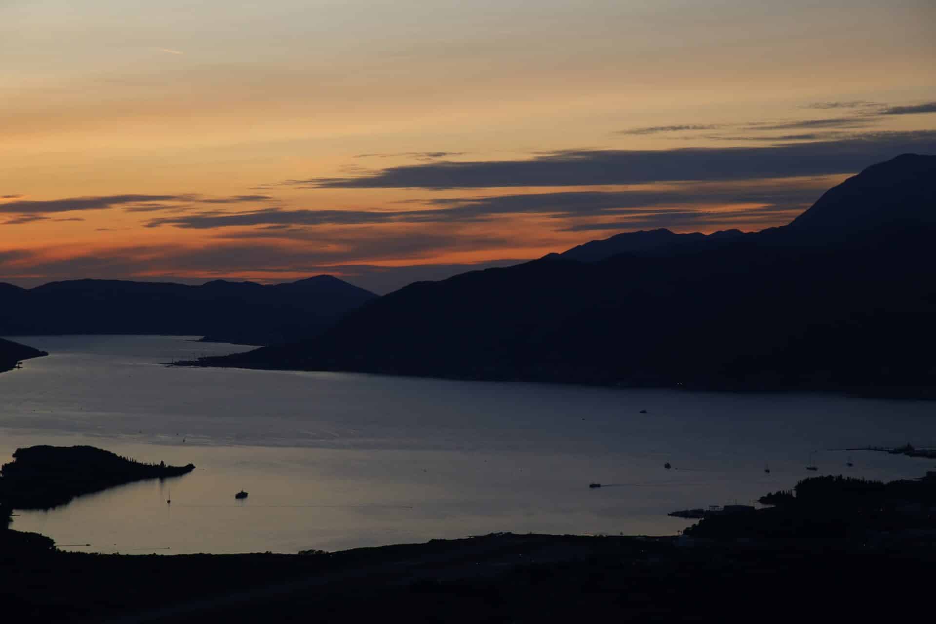 Atardecer en la bahía de Boka, Montenegro