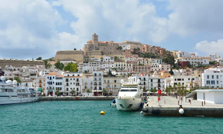 IBIZA, ESPAÑA - 14 DE JULIO DE 2017: Casco antiguo y puerto deportivo de la ciudad de Eivissa, isla de Ibiza.  vista frente al mar