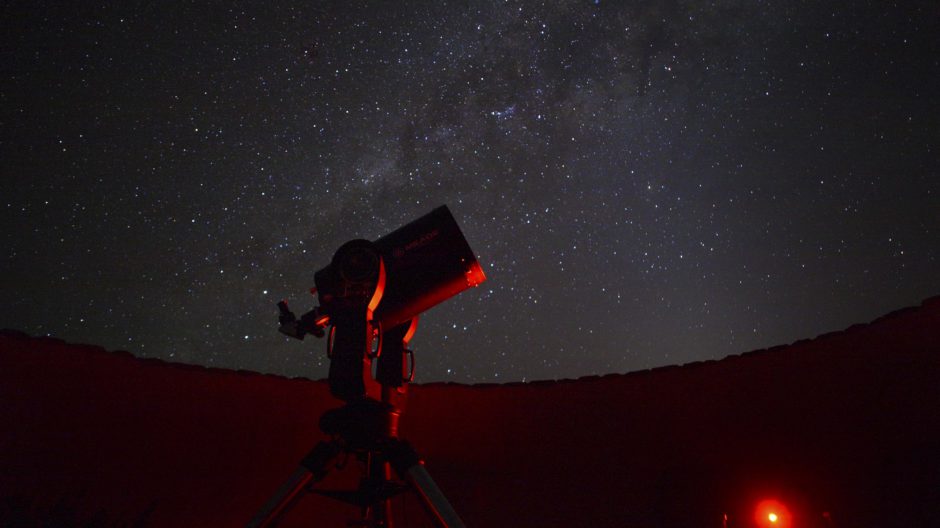 Observar las estrellas con un telescopio en Sossusli