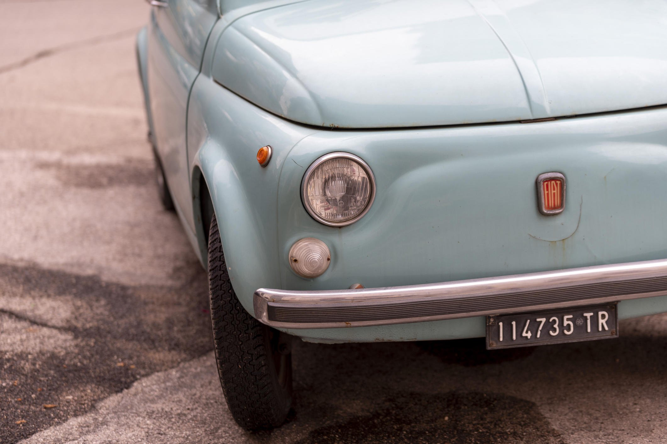 Este es un primer plano de un Fiat 500 azul claro antiguo.