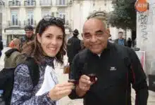 Una pareja bebiendo ginjinha portugal