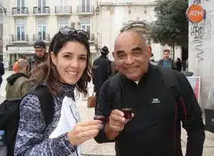 Una pareja bebiendo ginjinha portugal
