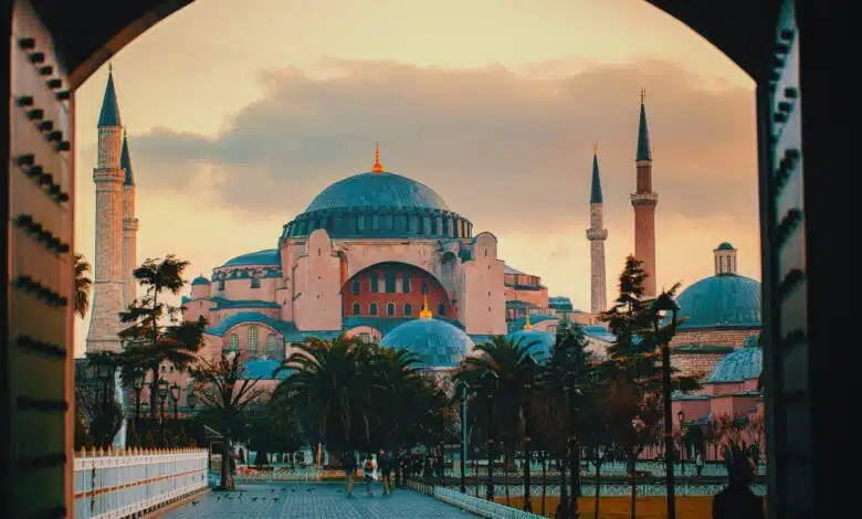 Esta imagen muestra Hagia Sophia en Estambul, probablemente el sitio histórico más famoso de Turquía, con sus paredes rosadas y sus altos minaretes.